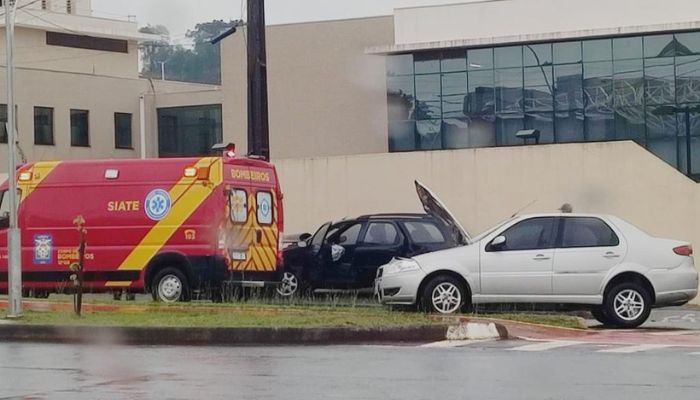 Laranjeiras - Colisão entre dois carros deixa cinco feridos